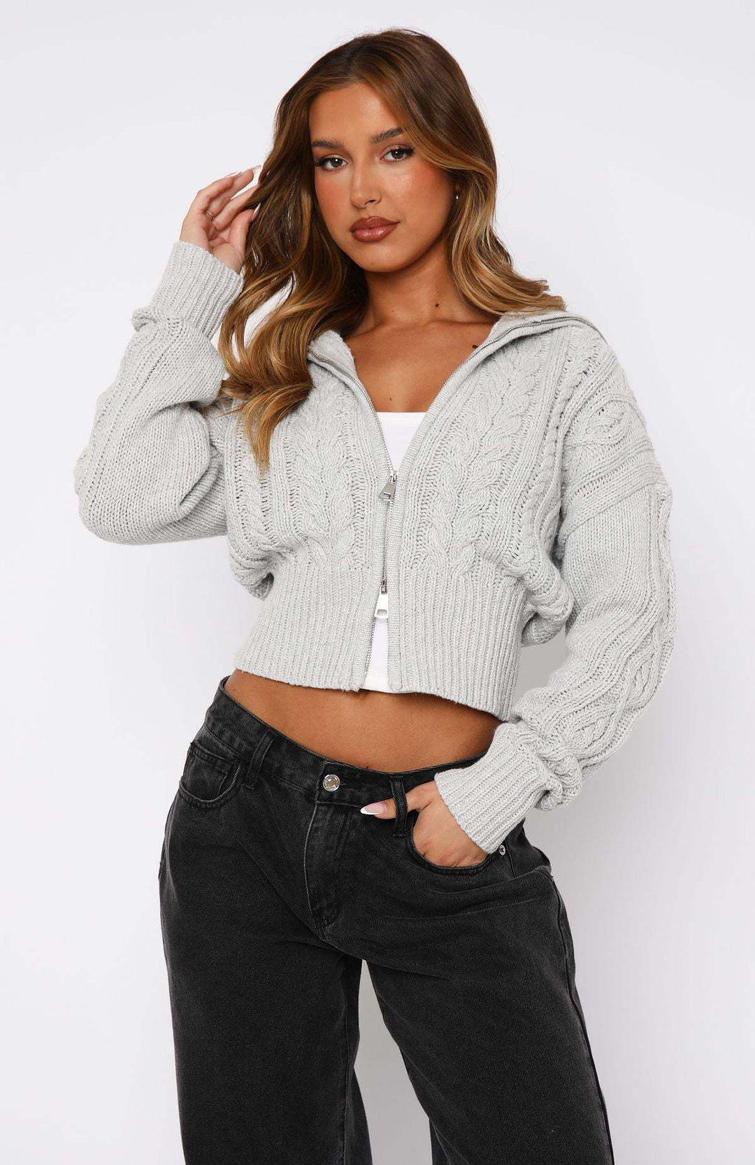 Damen cropped Strickjacke mit detailliertem Zopfmuster und hohem Kragen Drune