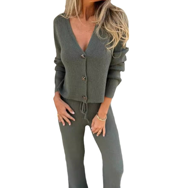 Damen Strickanzug mit tiefem V-Ausschnitt und eleganten Knopfdetails Drune