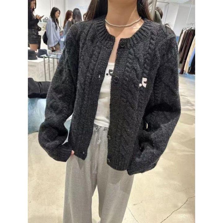 Damen Grobstrickjacke mit elegantem Zopfdesign und einzigartigen Knopfdetails Drune