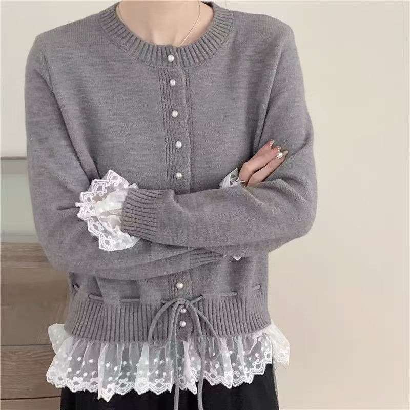 Damen Strickjacke mit Rüschendetails und dekorativen Perlenknöpfen Drune