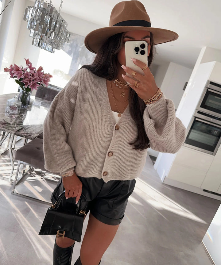 Damen Strickjacke mit voluminösen Ärmeln und hochwertigen Holzknöpfen Drune