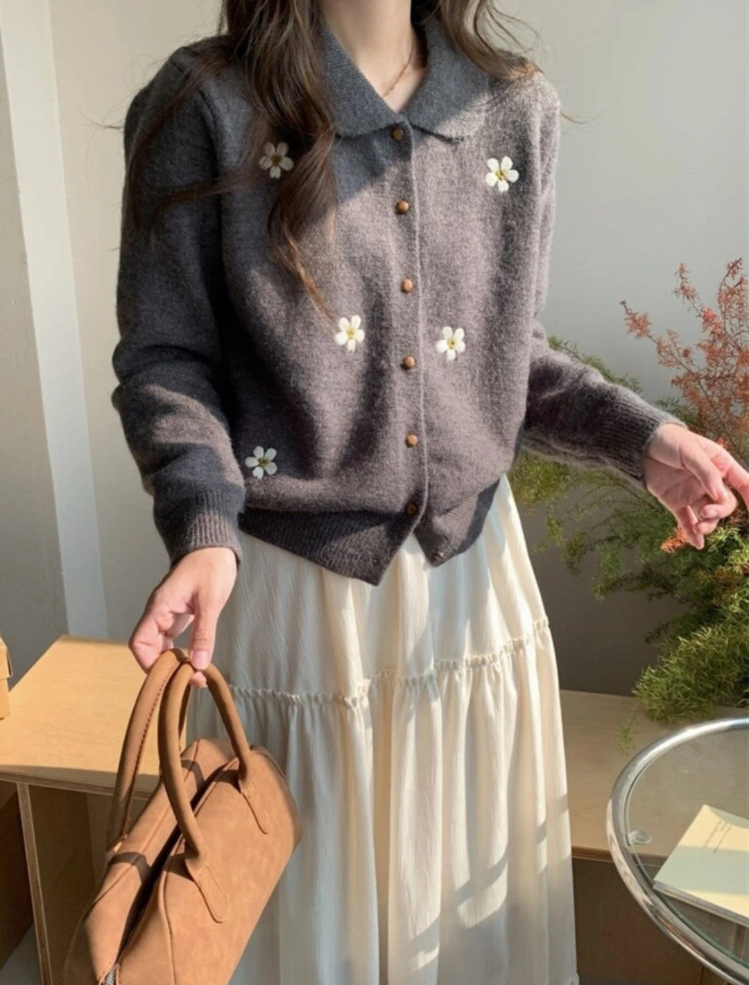 Damen Strickjacke mit floralen Applikationen und klassischem Kragen Drune