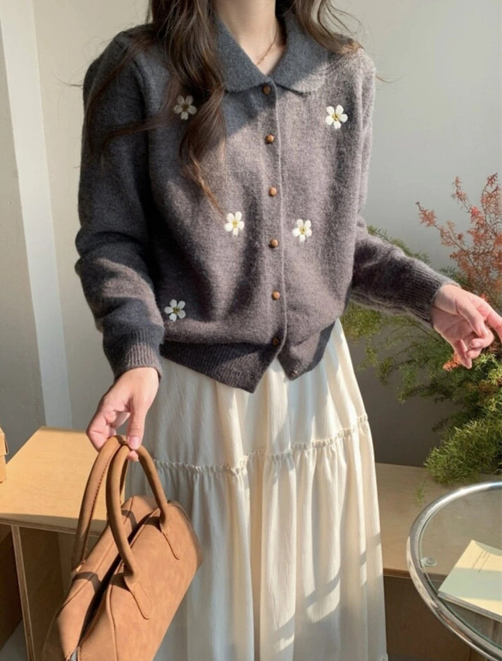 Damen Strickjacke mit floralen Applikationen und klassischem Kragen Drune