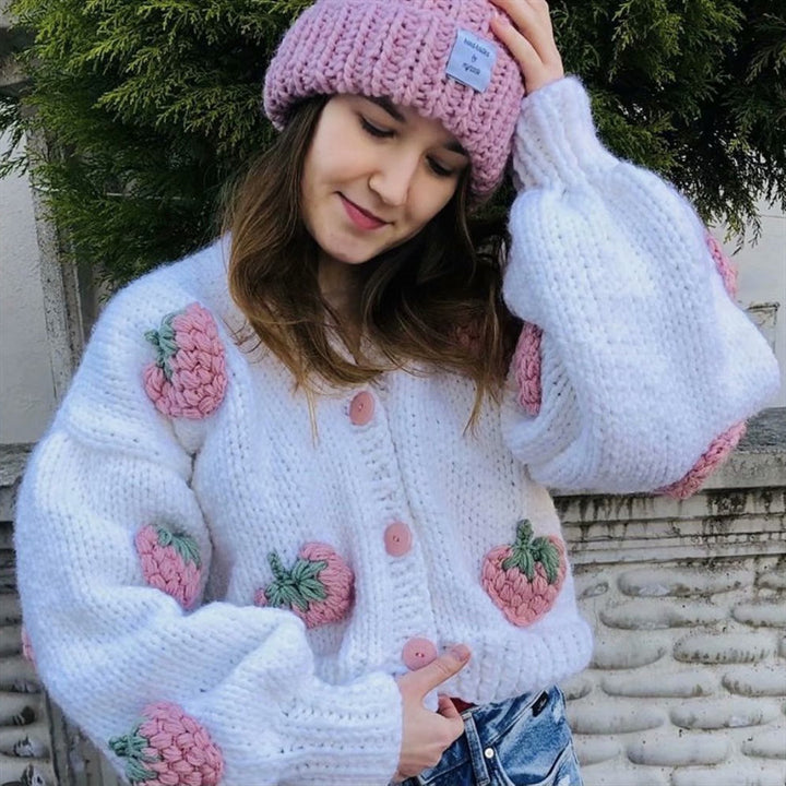 Damen Kuscheliger Strickjacke mit fröhlichem Erdbeermuster und Knopfdetails Drune