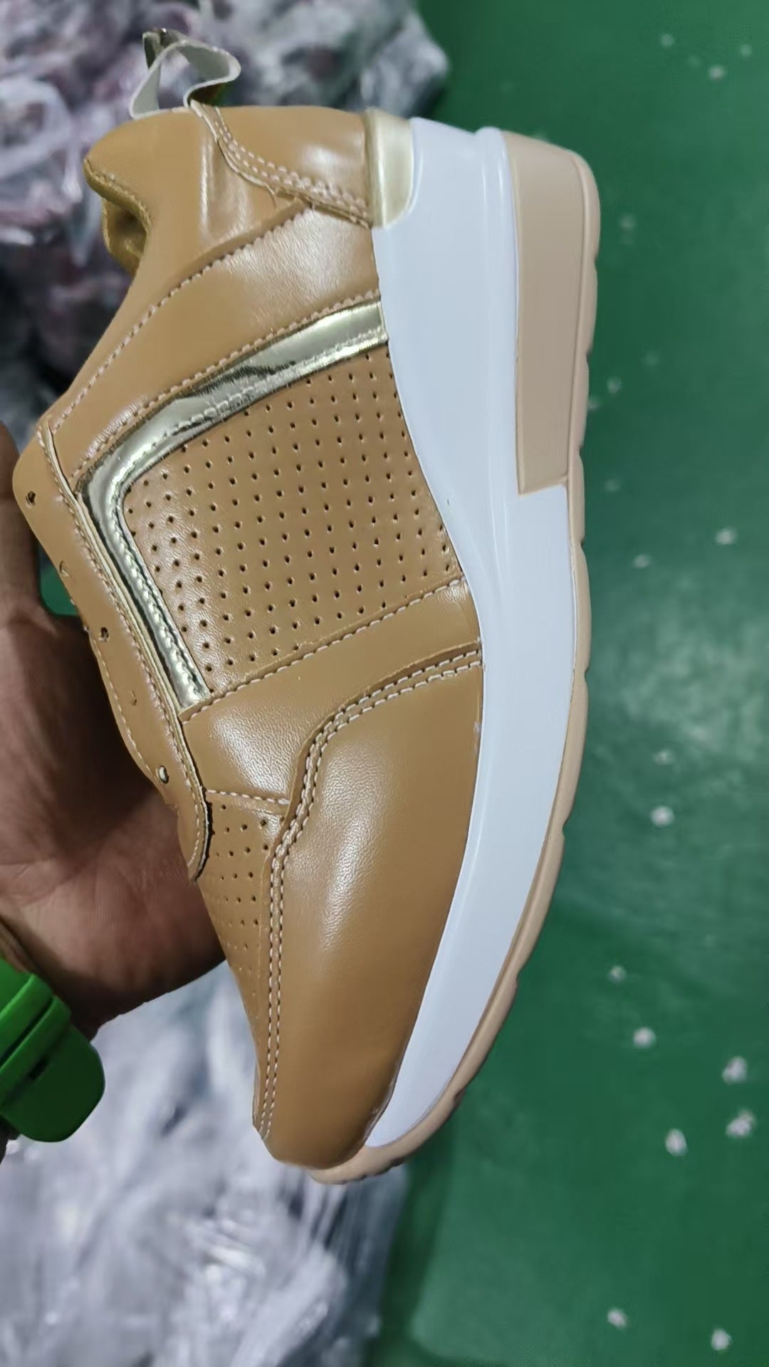 Damen nan sportive Plateau-Sneaker mit perforiertem Microfaser-Obermaterial gepolstertem Komfortfutter und reflektierendem Zierstreifen Drune