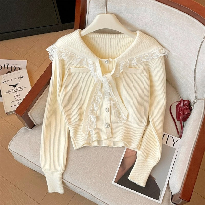 Damen Strickjacke mit Rüschen-Halsband und dekorativen Knöpfen Drune