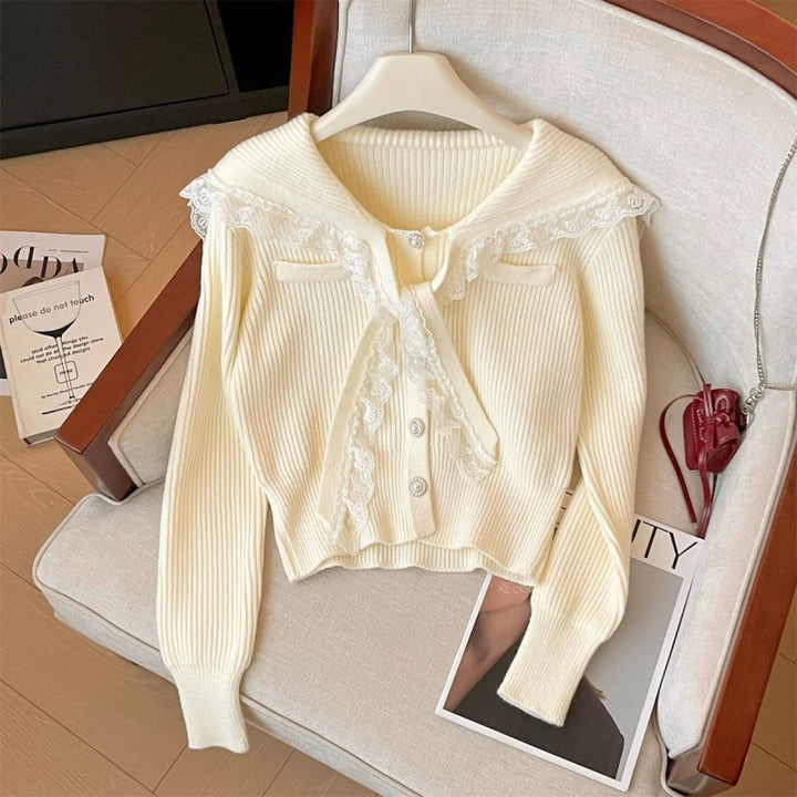 Damen Strickjacke mit Rüschen-Halsband und dekorativen Knöpfen Drune