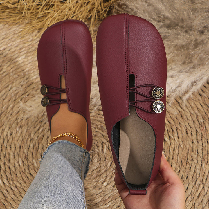 Damen  flache Slipper-Pantoletten aus Wildlederoptik mit elastischer Schnürung und dekorativem Zierknopf Drune