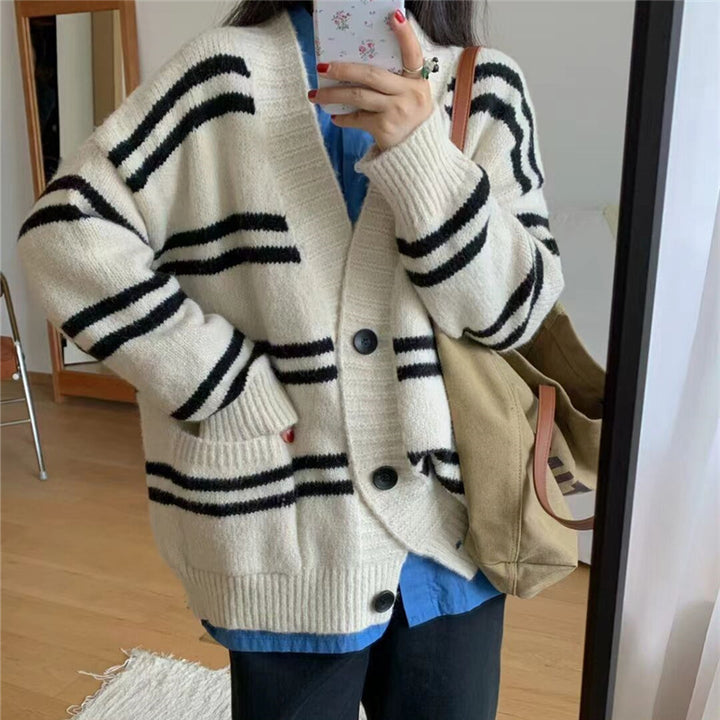 Damen Grobstrick Cardigan mit breitem Aufschlag und dekorativen Knopfdetails Drune