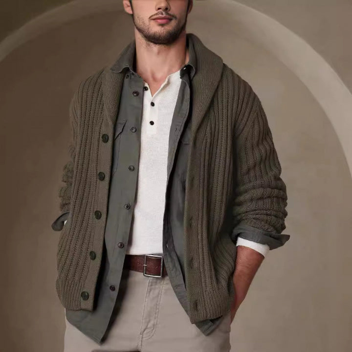 Herren Strickjacke mit modernen Zopfmuster und klassischem Umlegekragen Drune