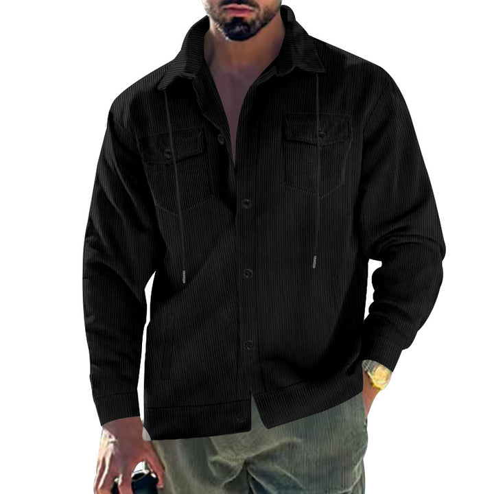 Herren nan Cordjacke mit Stehkragen, Kordelzug, durchgehender Knopfleiste und aufgesetzten Brustklappen Drune