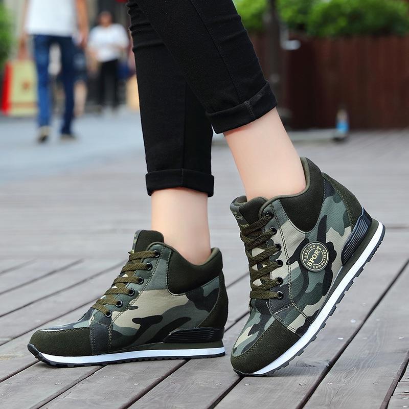 Damen nan mittelhoher Keil-Laufsneaker im Materialmix mit verdecktem Innenkeil, gepolstertem Knöchelkragen und griffiger Profilsohle Drune