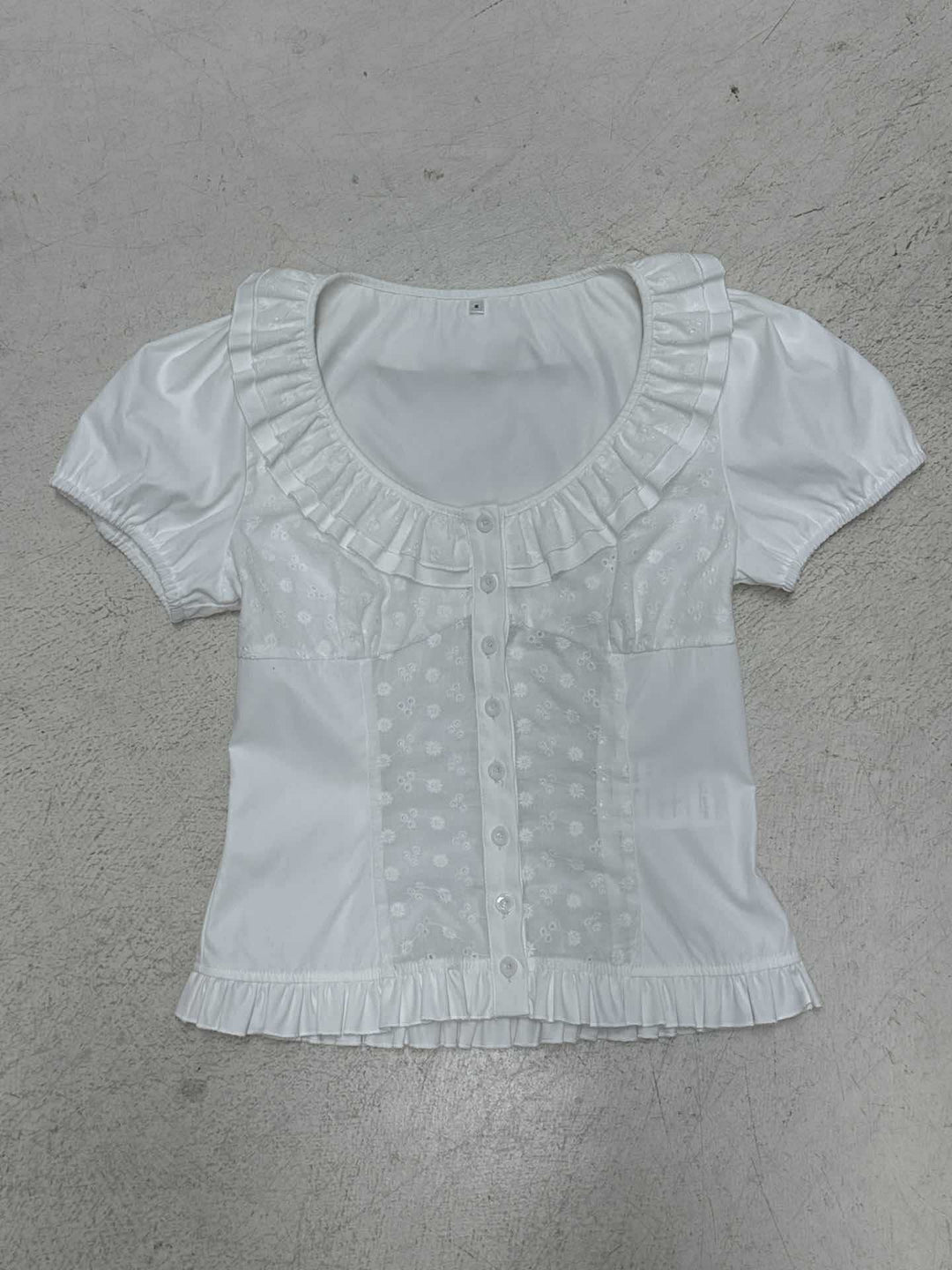 Damen Bluse mit verspieltem Rüschensaum und floralem Stickdesign Drune