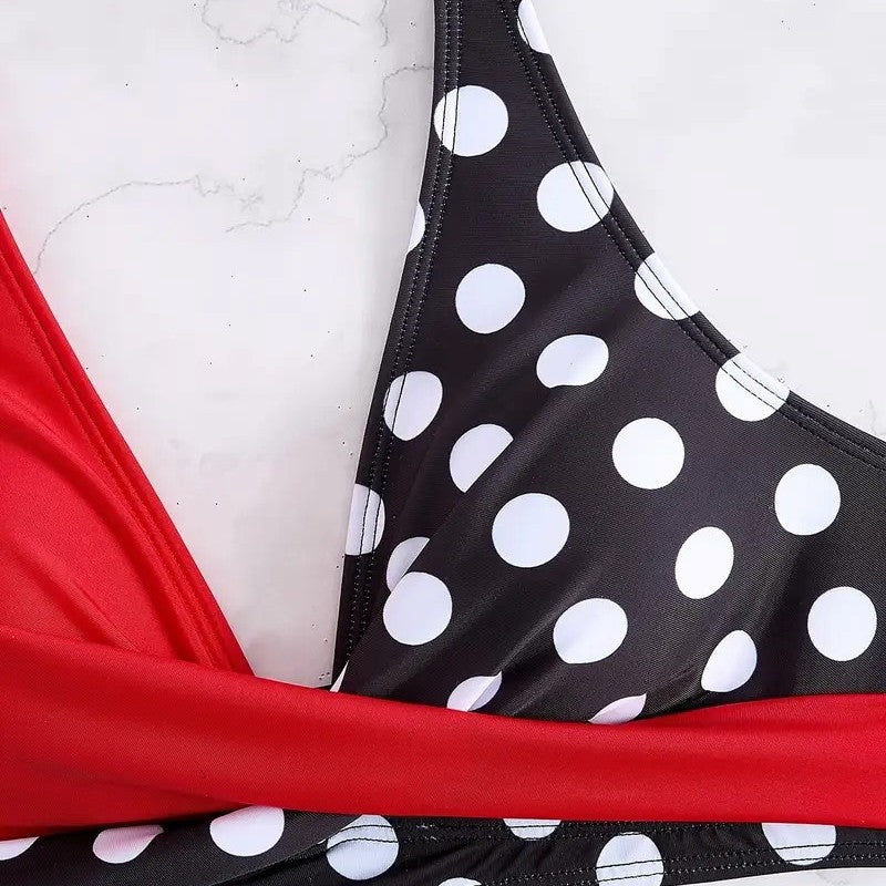 Damen Bikinimodell im modernen Wickelstil Drune