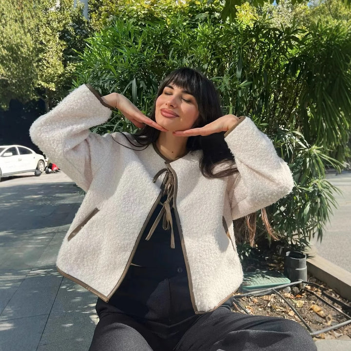Damen flauschige Kurzjacke mit dekorativem Bindeband Drune