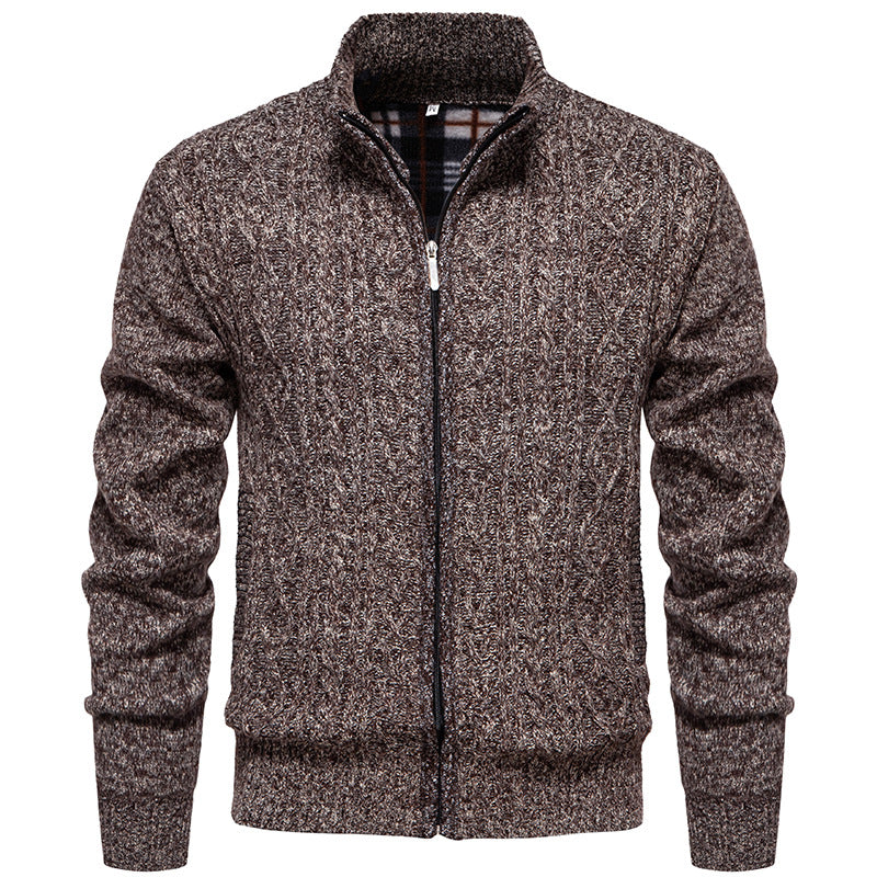 Herren nan grobgestrickter Cardigan mit Zopfmuster, Stehkragen und kariertem Innenfutter Drune