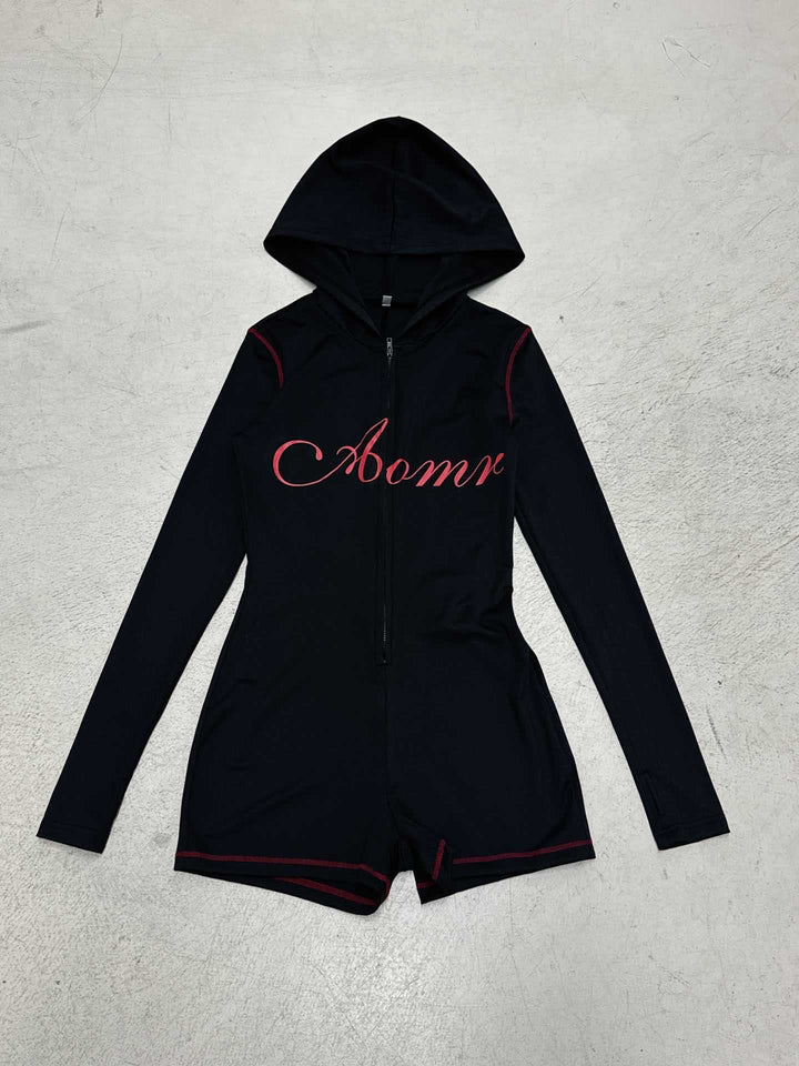 Damen nan taillierter Zip-Romper mit Kapuze, langer Armführung und integrierten Shorts aus funktionalem Stretch Drune