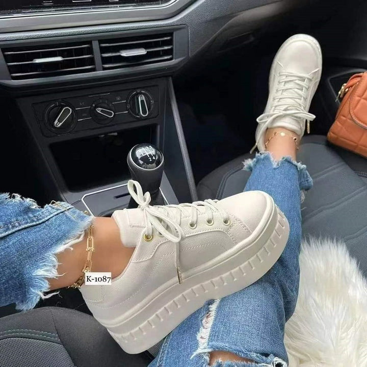 Damen Plateau-Sneaker mit glänzender Oberflächenstruktur und rutschfester Sohle Drune
