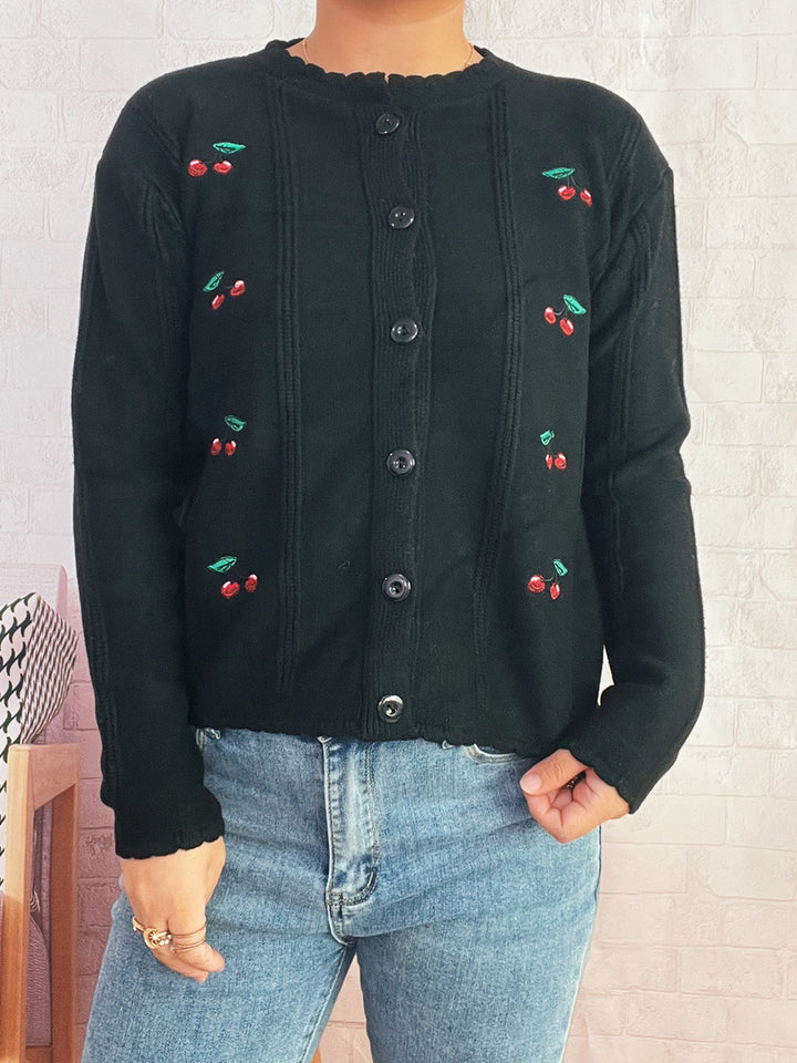 Damen Strickjacke mit verspieltem Kirschmuster und dekorativen Knopfdetails Drune