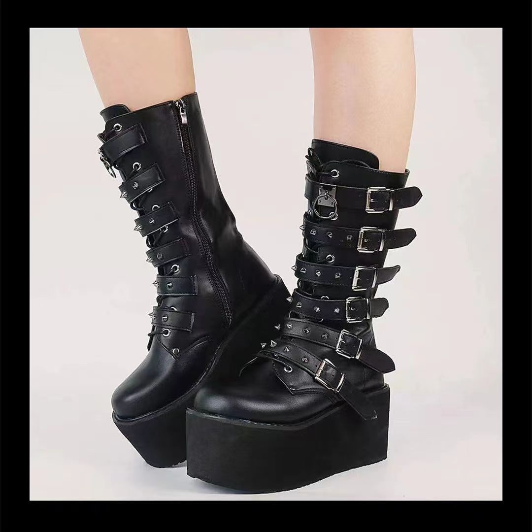 Damen nan hochschaftige Lack-Plateau-Stiefel mit mehrfach verstellbaren Schnallen und herzförmigen Nieten Drune