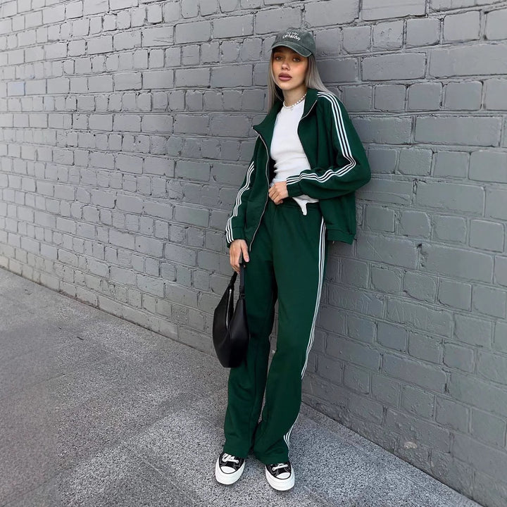 Damen sportlicher Veloursanzug mit seitlichen Streifen Drune