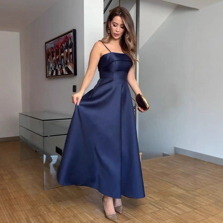 Damen Abendkleid mit feinen Spaghettiträgern und fließendem Rock Drune