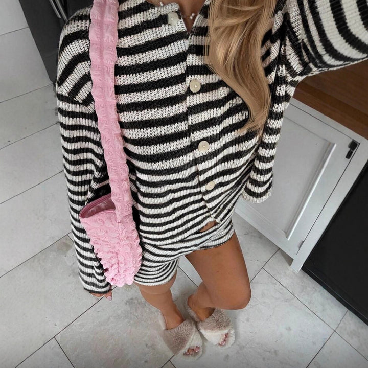 Damen nan feiner Rippstrick Zweiteiler mit kurzgeschnittenem Knopfcardigan und taillenhohen Shorts Drune