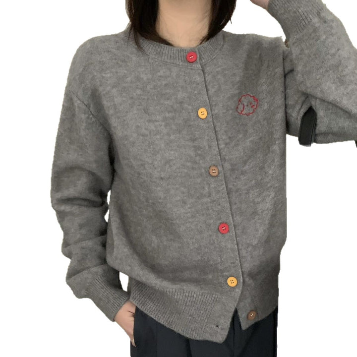 Damen kuschelige Strickjacke mit knöpfbarem Ausschnitt und gesticktem Motiv Drune