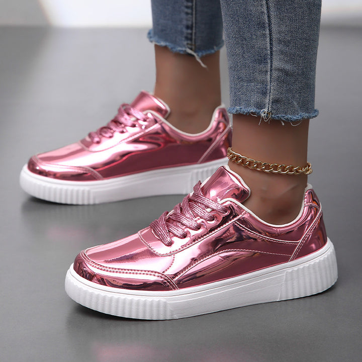 Damen nan niedrig geschnittener Sneaker mit spiegelnder Lackoberfläche, gepolstertem Schaft und erhöhter Laufsohle mit Rillenprofil Drune