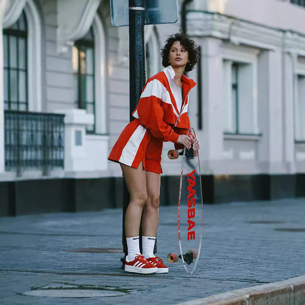 Damen sportliches Freizeit-Set mit cropped Oberteil und leichter Kurzjacke