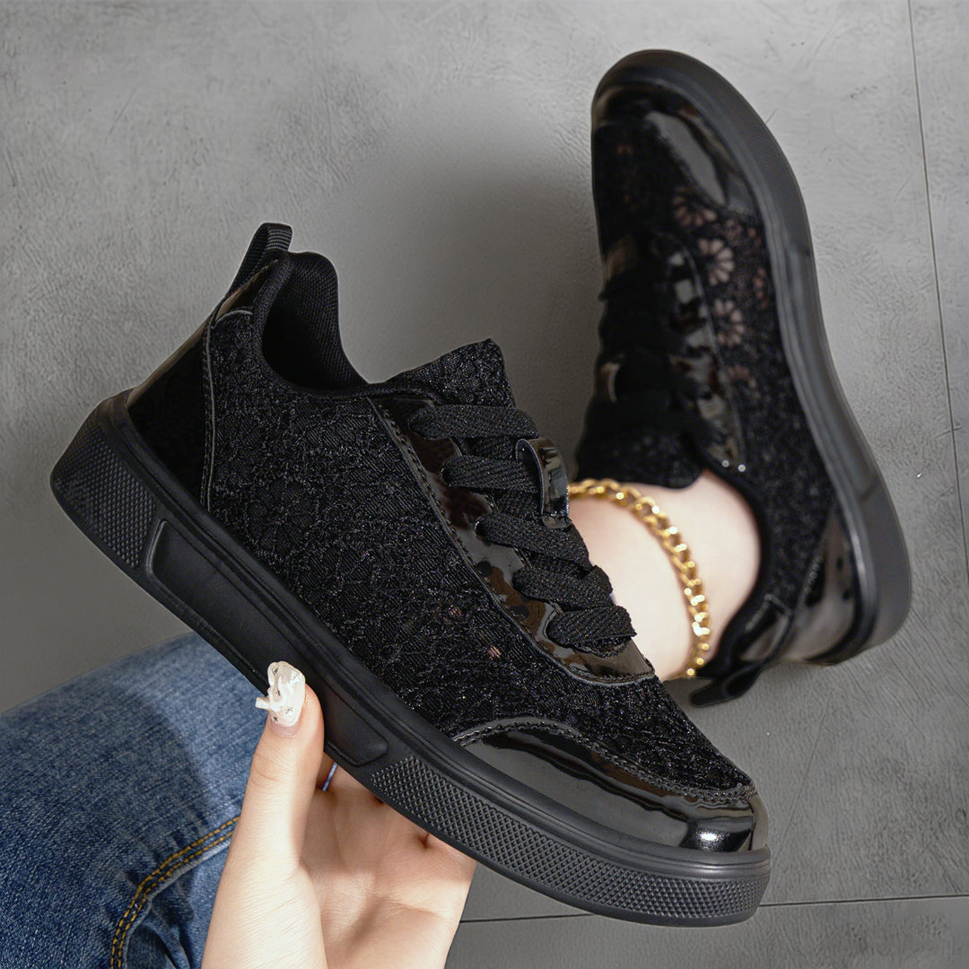 Damen nan eleganter Plateau-Sneaker mit Spitzen-Overlay, lackierten Overlays und gepolstertem Komfortfußbett Drune
