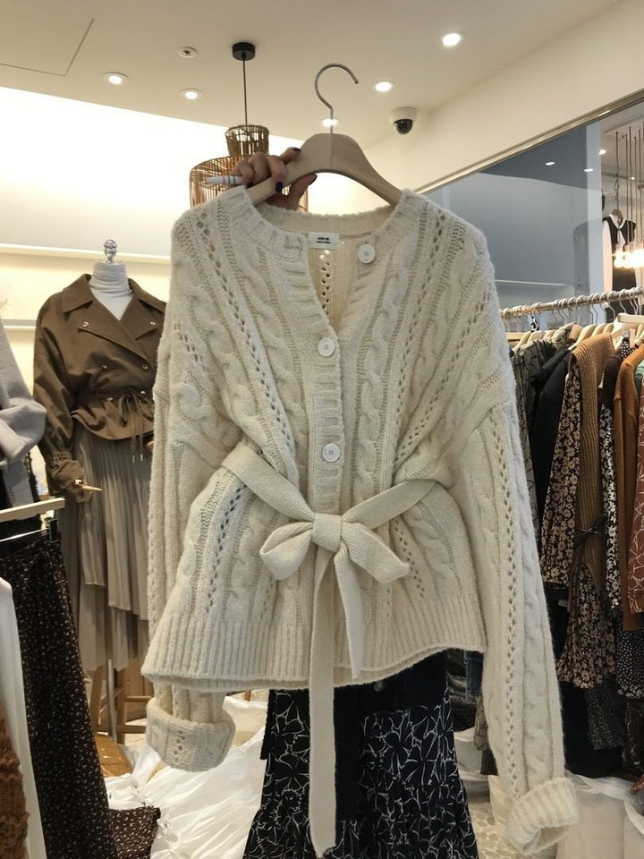 Damen Strickjacke mit Taillengürtel und Zopfmuster Drune