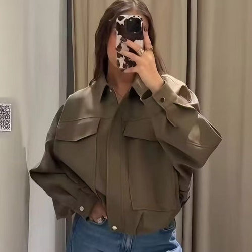 Damen nan oversized kurze Utility-Blousonjacke mit Hemdkragen, großen aufgesetzten Pattentaschen und tailliertem Bündchen Drune