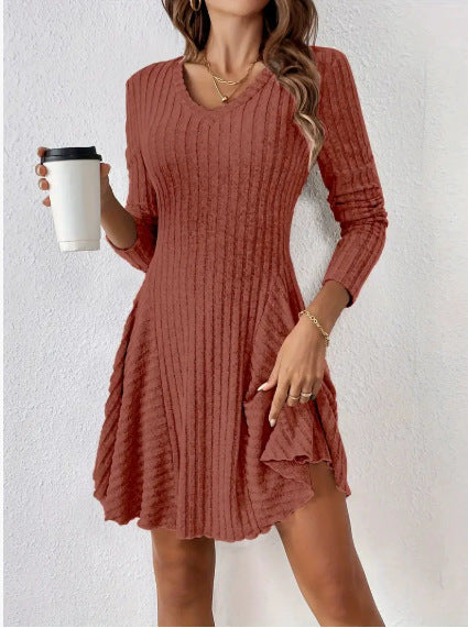 Damen Strickkleid mit V-Ausschnitt und Rüschendetails Drune