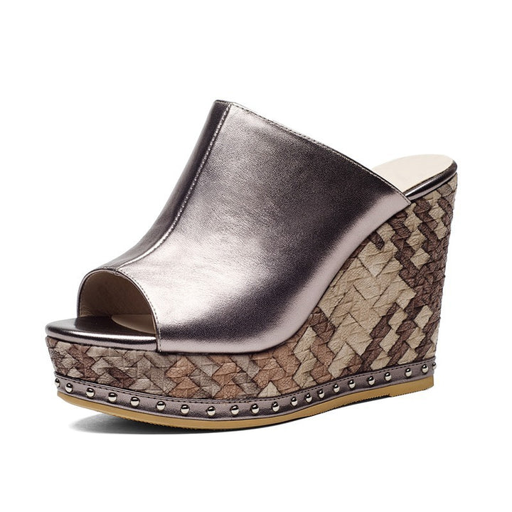 Damen nan elegante Schlupf-Mule mit offener Zehenpartie, skulpturaler Keilplattform in Flechtoptik und Nietenbesatz Drune