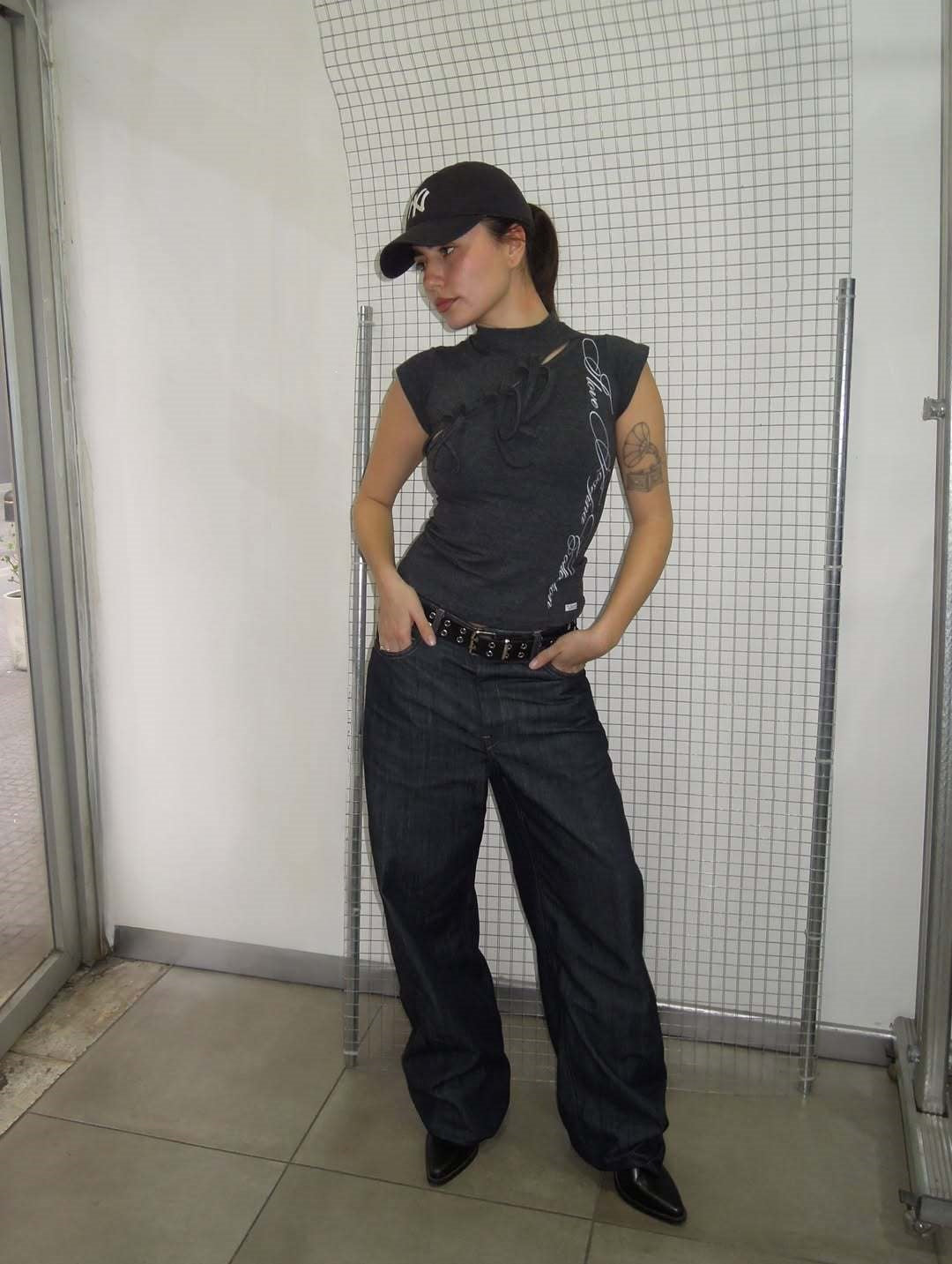 Damen Modisches T-Shirt mit asymmetrischem Schnitt und kreativem Druck Drune