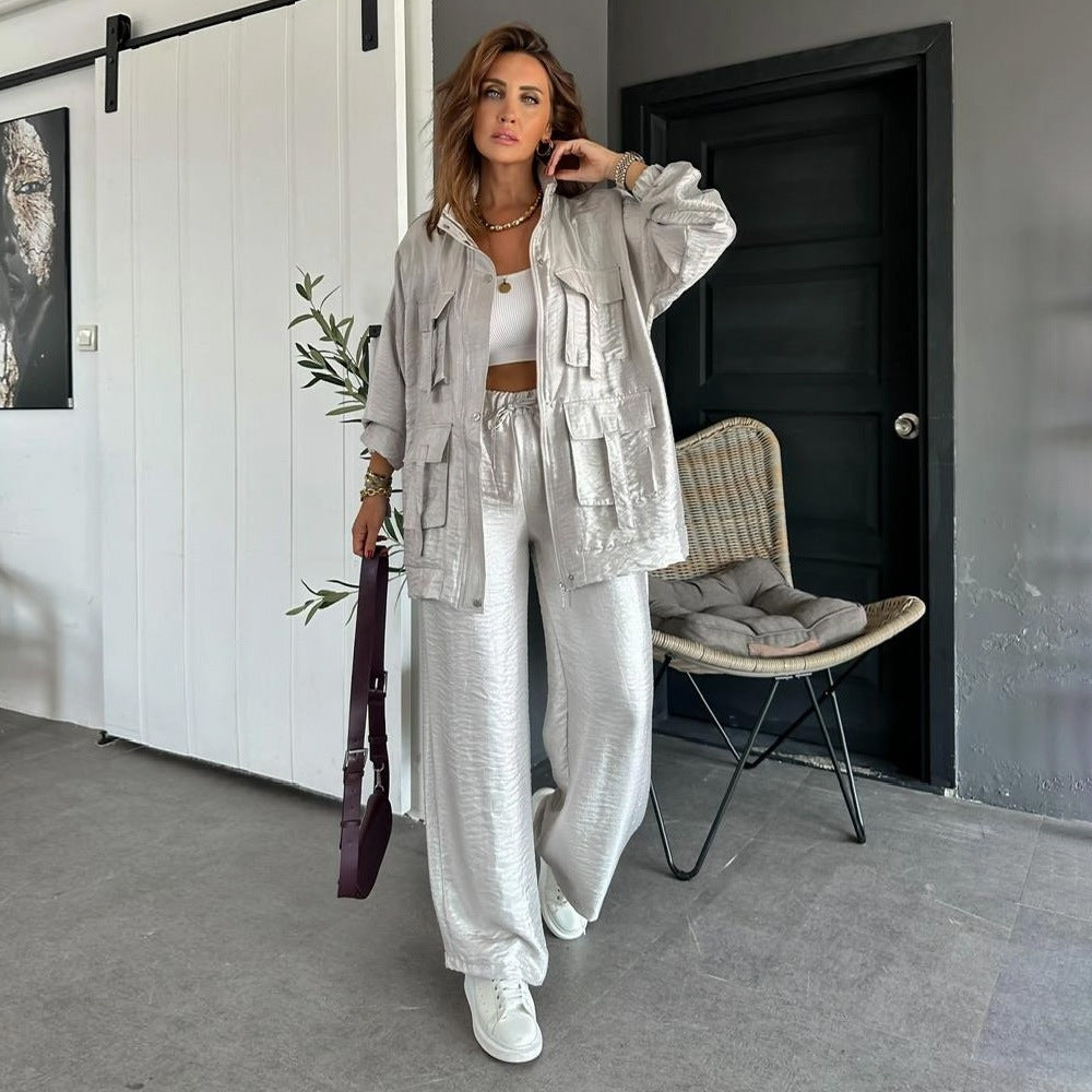 Damen athletisches Freizeit-Set mit elegantem Glanz und praktischen Taschen Drune