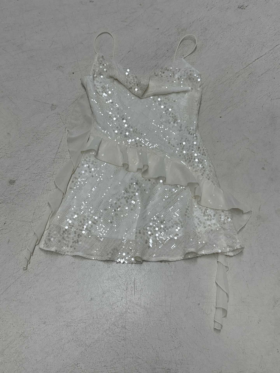 Damen Glänzendes Cocktailkleid mit Rüschendetails und Spaghettiträgern Drune