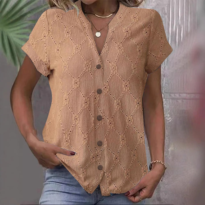 Damen Kurzarmbluse mit dekorativem Lochmuster und eleganter Knopfleiste Drune