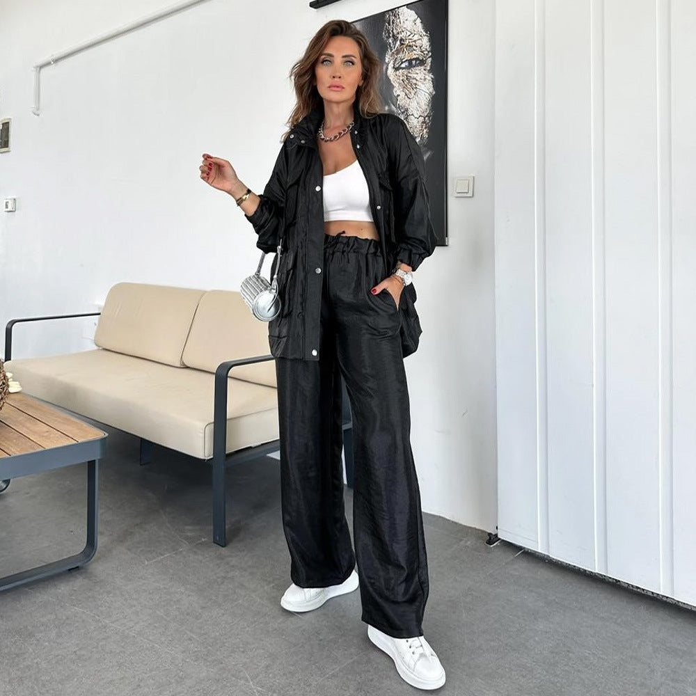 Damen athletisches Freizeit-Set mit elegantem Glanz und praktischen Taschen Drune