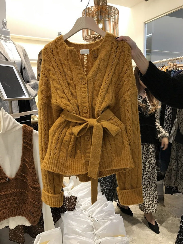 Damen Strickjacke mit Taillengürtel und Zopfmuster Drune