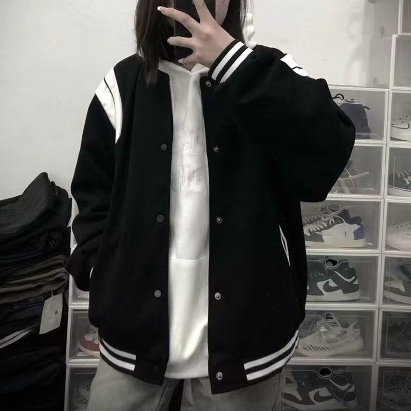 Drune | Lässige Varsity Jacke Im Retro Stil mit Gestreiften Ärmeldetails und Gerippten Bündchen