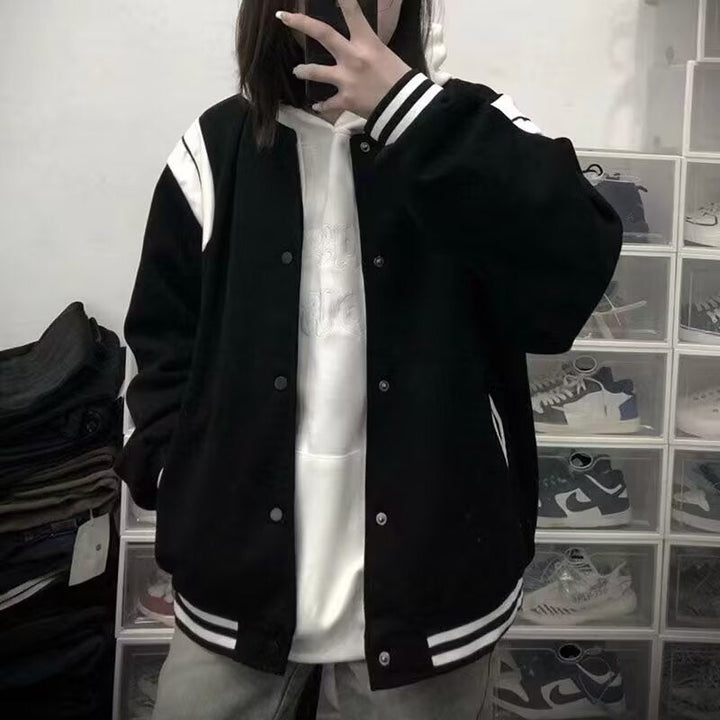 Drune | Lässige Varsity Jacke Im Retro Stil mit Gestreiften Ärmeldetails und Gerippten Bündchen