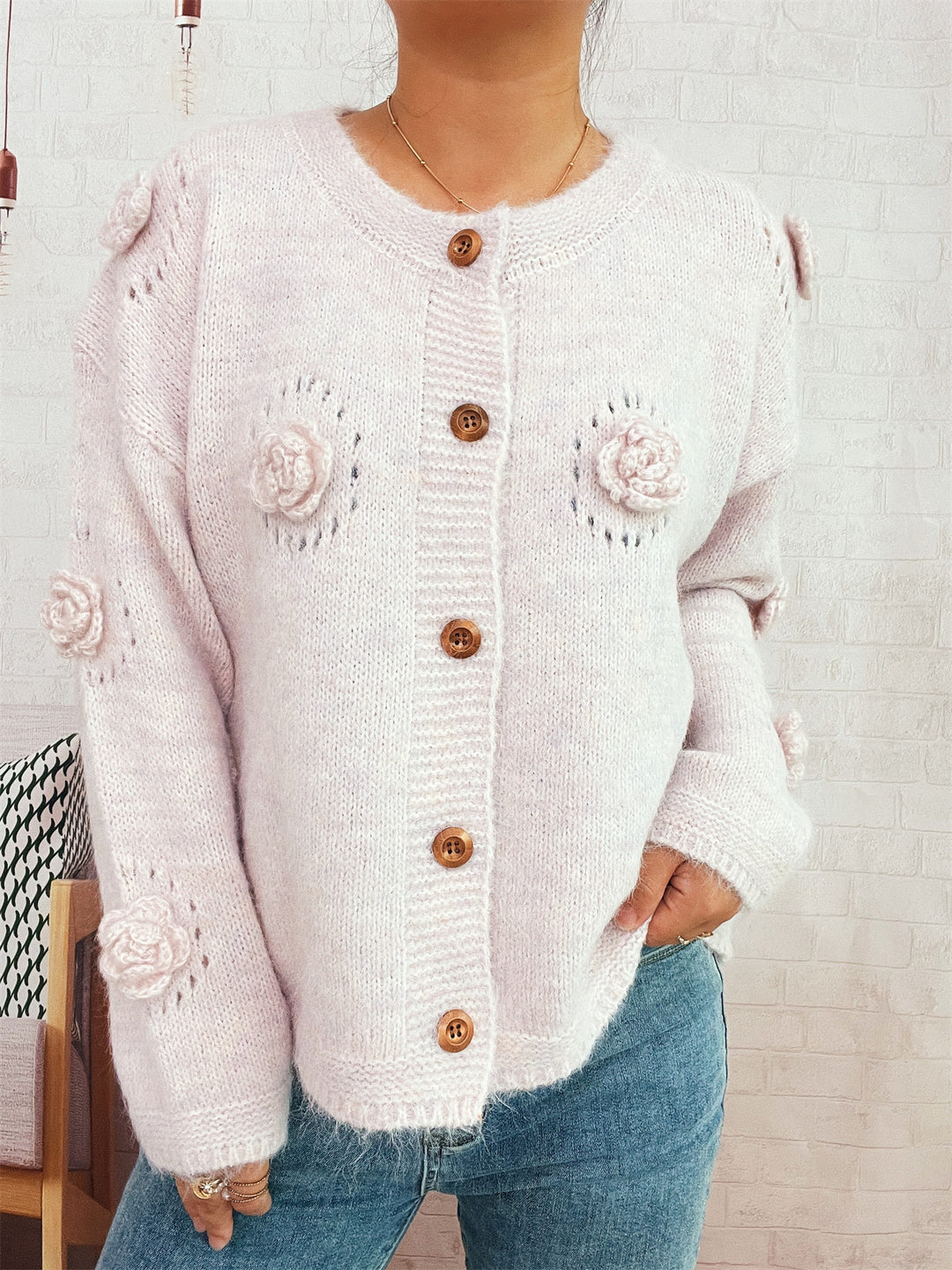 Damen kuschelige Strickjacke mit floralen Applikationen und Knopfverschluss Drune