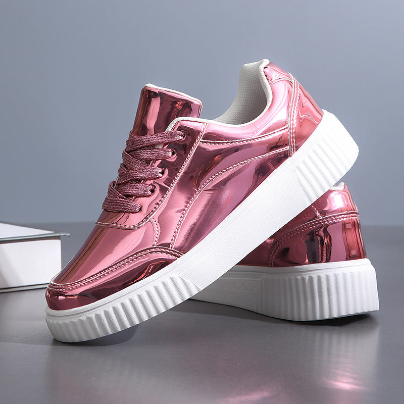 Damen nan niedrig geschnittener Sneaker mit spiegelnder Lackoberfläche, gepolstertem Schaft und erhöhter Laufsohle mit Rillenprofil Drune