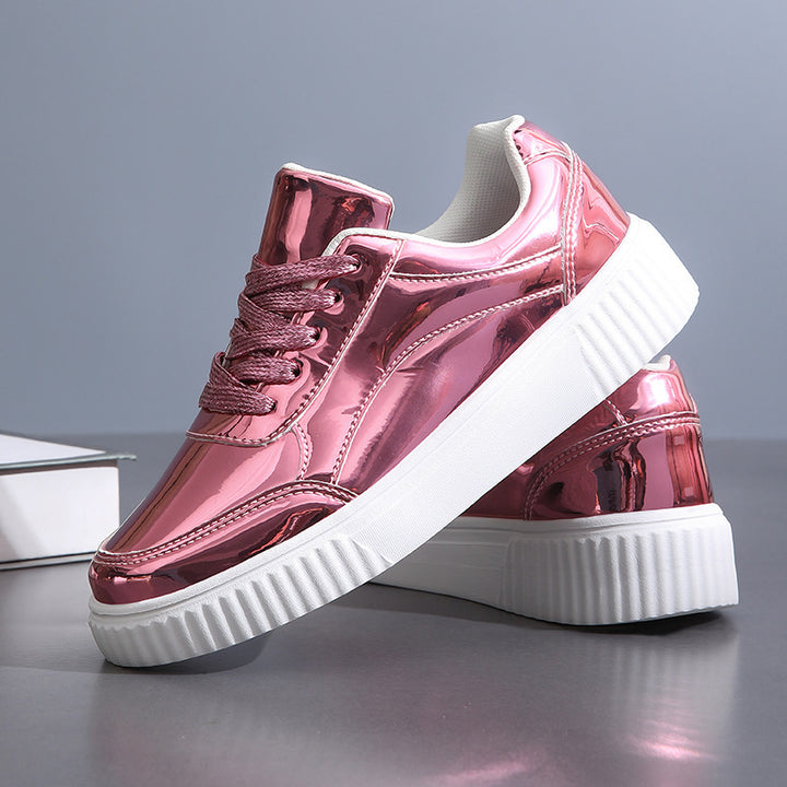 Damen nan niedrig geschnittener Sneaker mit spiegelnder Lackoberfläche, gepolstertem Schaft und erhöhter Laufsohle mit Rillenprofil Drune