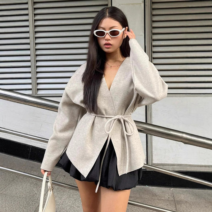 Damen eleganter Wickelmantel mit tailliertem Schnitt und modischen Details Drune
