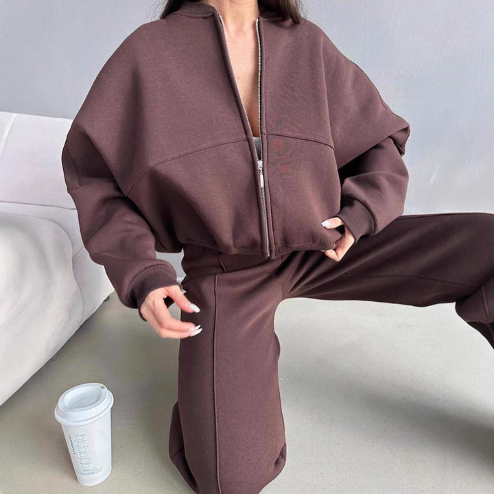 Damen Freizeitlook mit lässiger Zip-Jacke und weit geschnittener Hose Drune