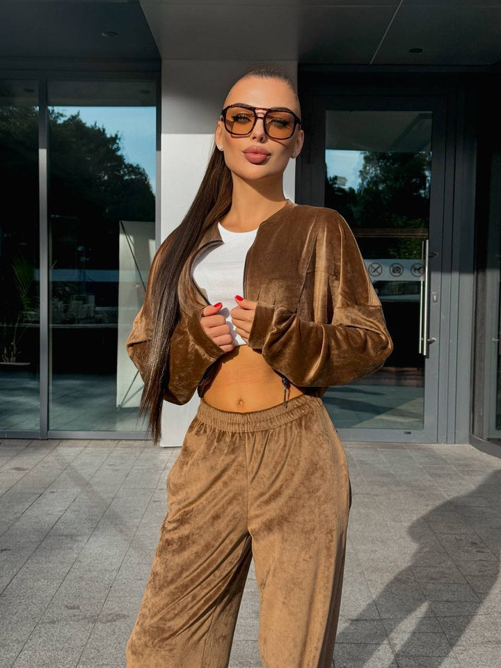 Damen sportliches Set mit cropped Jacke und weiten Hosen Drune