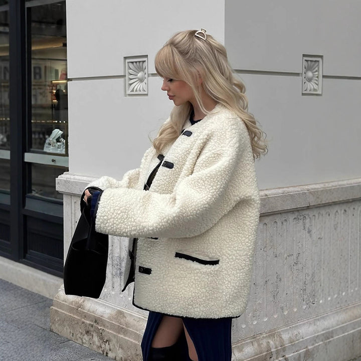 Damen Kunstfelljacke mit modernem Schnitt und praktischen Knopfdetails Drune